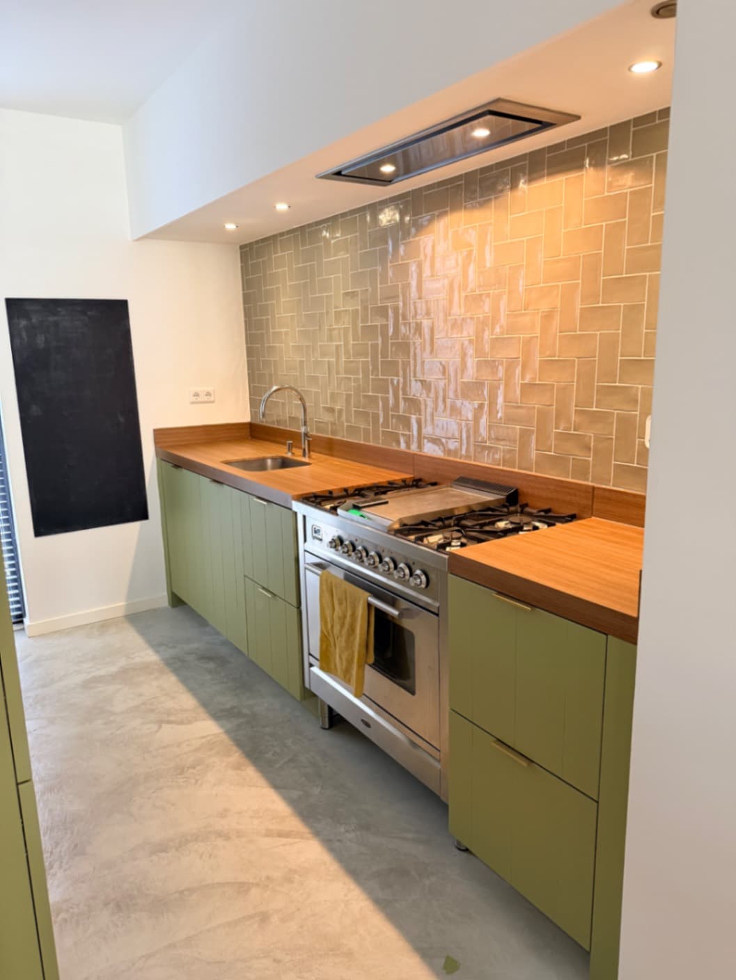 Na – RM19 Olive green & AG10 Honey Teak