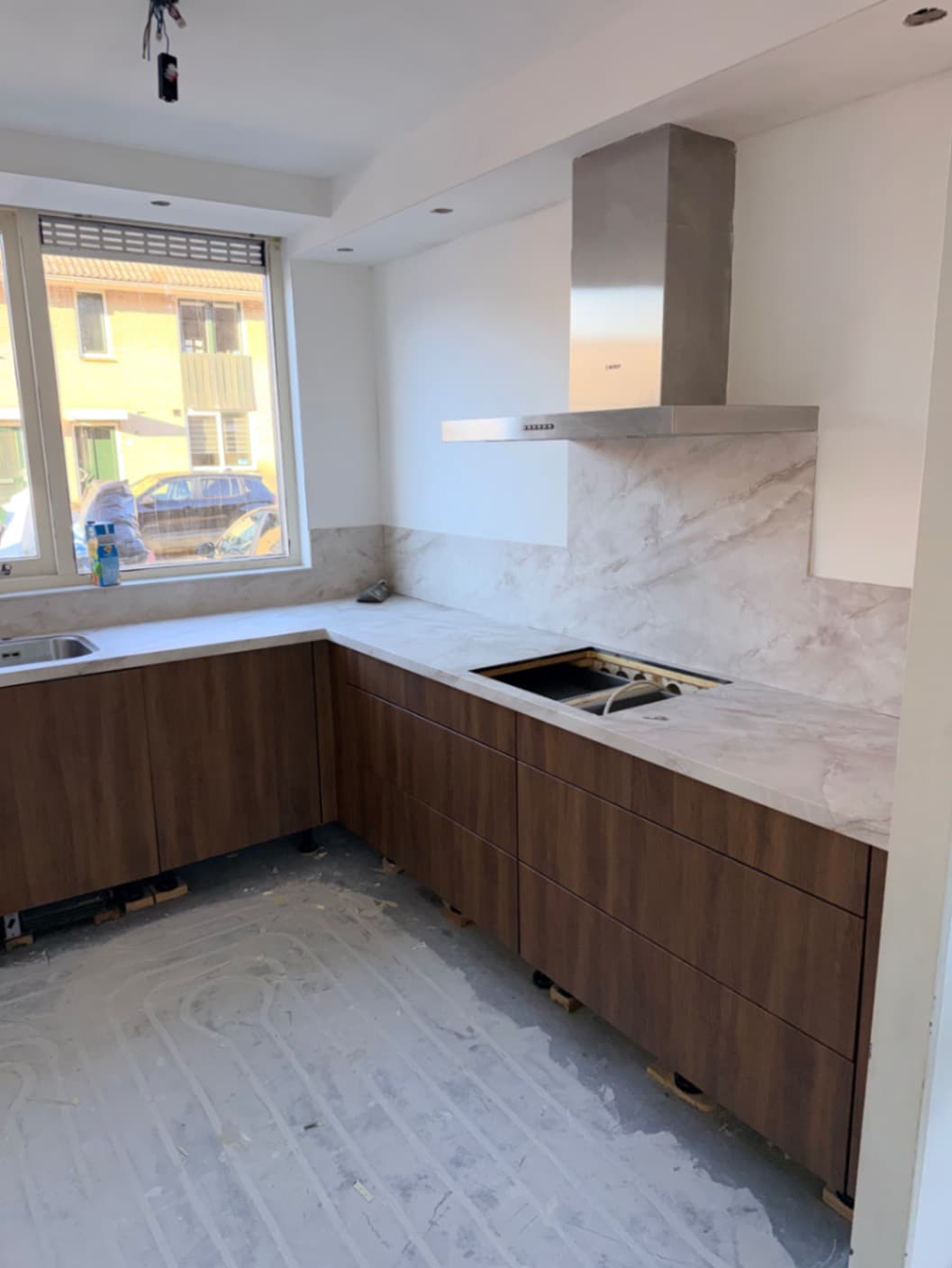 Na – AA08 Brown Orangy Oak & NE70 Marble Onyx Gold