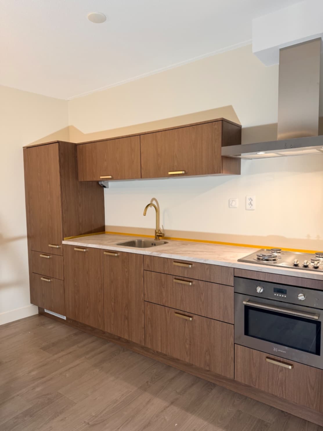 Na – AL25 Brown Walnut & NE70 Beige Marble