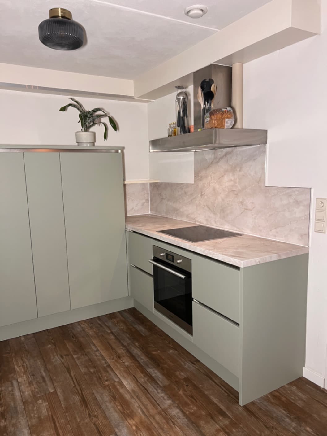 Na – RM30 Pastel Olijf Groen & NE70 Beige Marble Onyx Gold