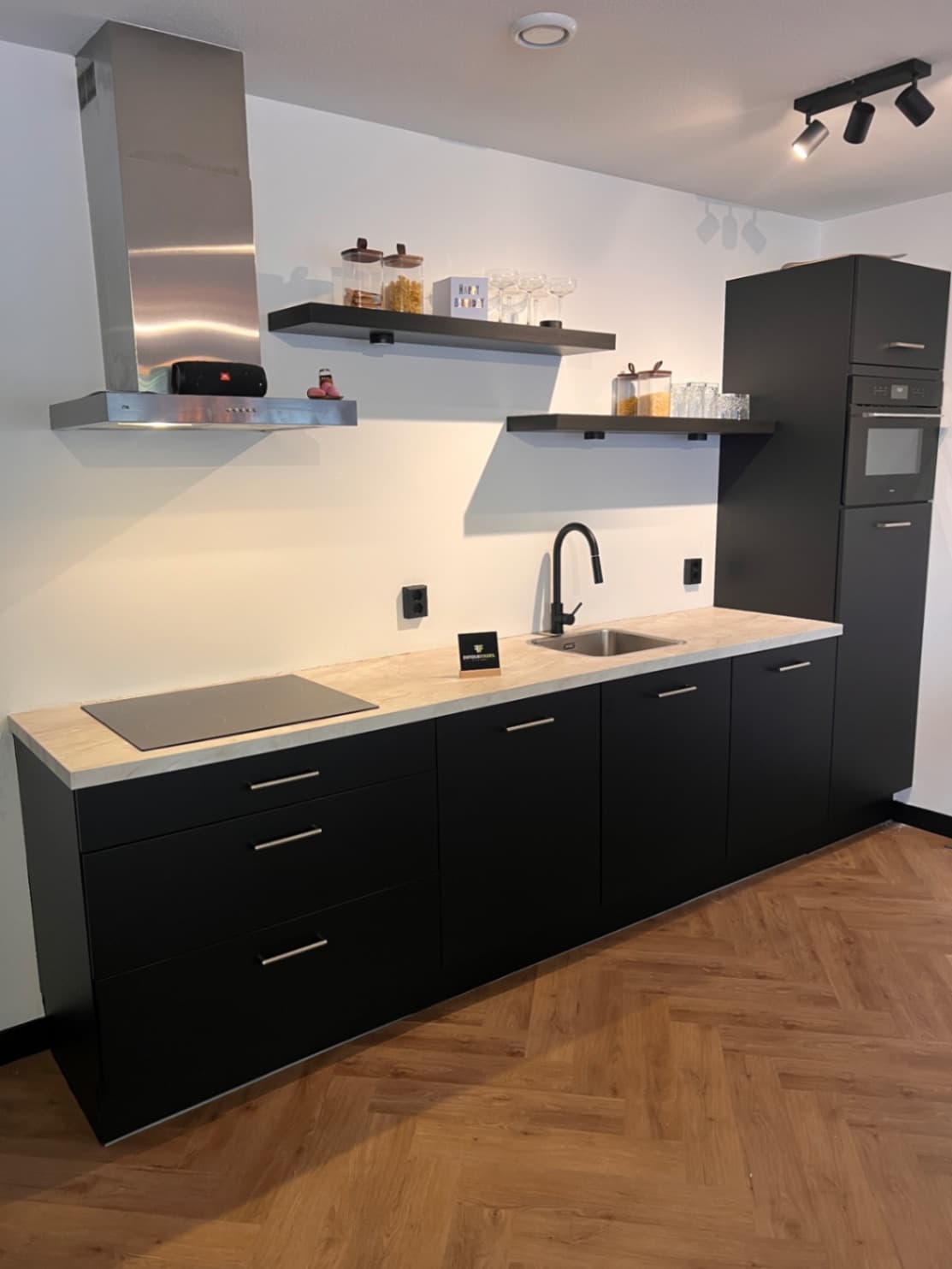 Na – NE81 Mat Zwart & NE70 Onyx Gold